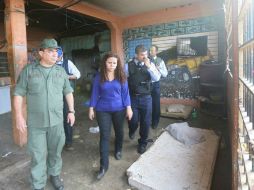 La ministra de Asuntos Penitenciarios, Iris Varela, recorriendo Uribana tras desalojo. AFP /