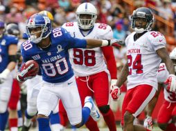 El receptor de los Gigantes, Victor Cruz (80), supera a la defensiva de la AFC para conseguir una anotación. AP /