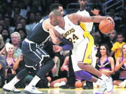 Líder. Kobe Bryant (der.) terminó con 21 puntos y 14 asistencias, para encabezar la producción ofensiva de los Lakers. AP /