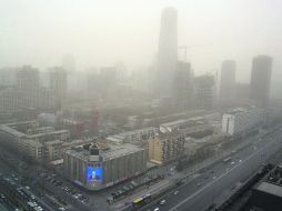 Al menos 16 grandes metrópolis de China están afectadas por una gran mancha de contaminación. Aquí, una postal de Beijing ESPECIAL /
