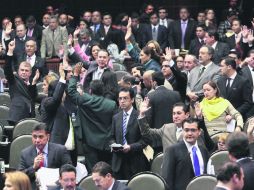 Pese a sus sueldos, legisladores de todos los partidos piden apoyos, desde oficinas nuevas hasta tarjetas para viajar gratis. SUN /