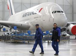 Bajo un plan a tres años, Air France-KLM busca recortar los costos para reducir su deuda. EFE /