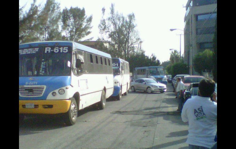 Esta mañana los transportistas bloquearon la calle Jesús García con 11 camiones. EL INFORMADOR /