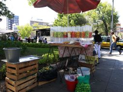 Los vendedores ambulantes también deben entre 400 y 500 pesos a la semana a sus líderes. ARCHIVO /