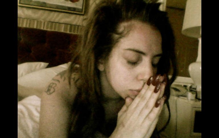 Gaga publicó una fotografía suya en la que se le ve orando. IMAGEN TOMADA DE TWITTER  /