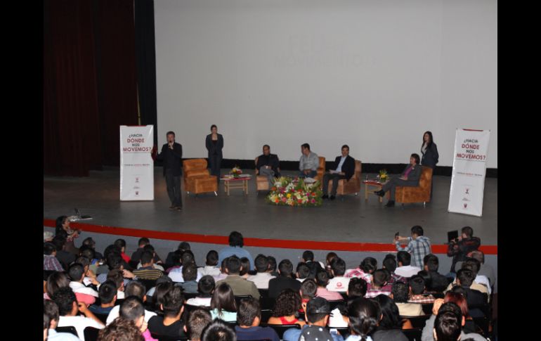 El encuentro entre estudiantes, integrantes de la FEU, y candidatos, se llevó a cabo en el Cineforo de la UdeG.  /