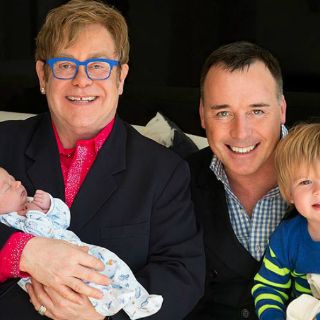 Elton John presenta a su segundo hijo en una revista