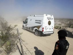 Imagen del vehículo del Semefo que realiza el traslado de los cuerpos. REUTERS /