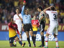 El jugador de Chivas Kristian Álvarez tuvo una tarjeta roja luego de jalonear a Joao Rojas. ARCHIVO /