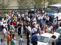 Por alrededor de una hora, cerca de 200 transportistas mantuvieron una manifestación en el TAE.  /