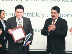 El alcalde tapatío, Ramiro Hernández García (derecha), hizo entrega de un reconocimiento a Paul Hernández Rodríguez. EL INFORMADOR /