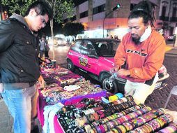 Los ambulantes que operan en el Centro Histórico pagan un 'impuesto' que va directamente al bolsillo de líderes de los vendedores. EL INFORMADOR /