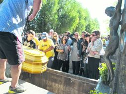 Familiares de una de las víctimas del incendio en la discoteca Kiss rompen en llanto frente al ataúd que será enterrado. XINHUA /