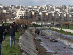 Unos 80 cadáveres sin identificar fueron hallados en el río Queiq, que atraviesa la ciudad siria de Alepo, en el norte del país. EFE /