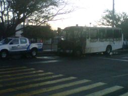 La unidad fue retirata por una grúa tras quedar 'hecha cenizas'.  /