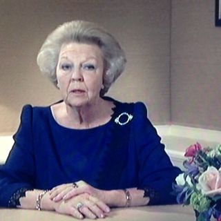 Fundéu BBVA: ''abdicar el trono'' o ''del trono''