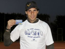 Rafael Nadal muestra su renovación como donante de órganos. EFE /