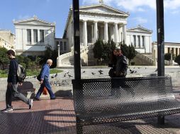 Viandantes caminan frente a una parada de autobús en Atenas, los transportistas están en huelga. EFE /