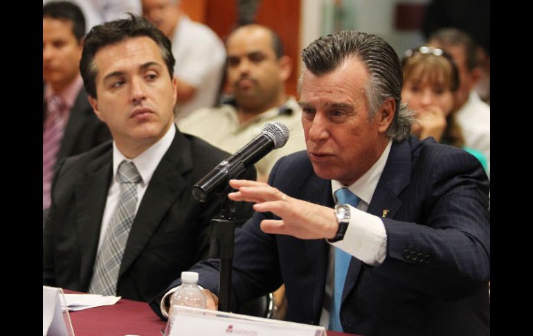 Carlos Andrade Garín (d), en su comparecencia, junto a Miguel Hernández Anaya, presidente de la Comisión de Juventud y Deporte.  /