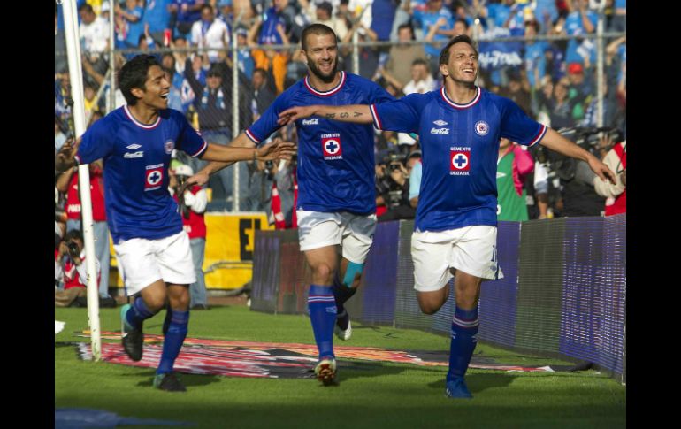 El mediocampistas argentino (d) asegura que Aquino (i) ya es un referente para el equipo. MEXSPORT /