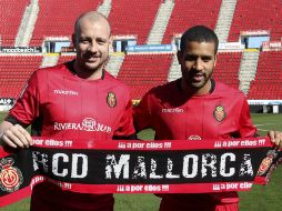El escocés Alan Hutton y el argentino Fernando Tissone tratarán de sacar al aquipo de la zona de descenso. EFE /