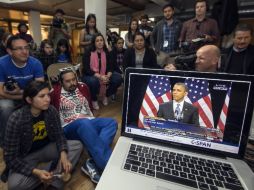 Inmigrantes de Los Ángeles escuchan propuestas del mandatario de EU, Barack Obama, para la reforma migratoria. AP /