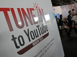 Los visitantes pasan junto a un soporte de YouTube durante la Editorial Record Internacional de Música y mercado en Francia. REUTERS /