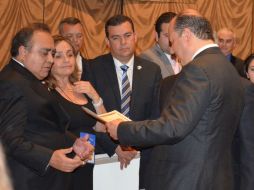César Duarte Jáquez, recibiendo el certificado de acreditación. NTX /