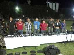 En el helipuerto de la Policía estatal fueron presentados ocho detenidos.  /