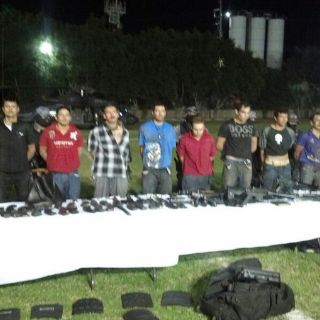 Presentan a detenidos ligados con ejecución de mando policial