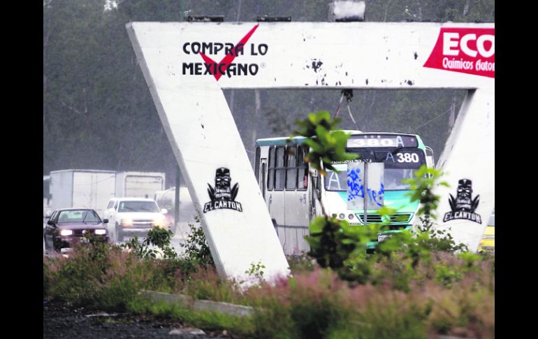 Obra a medias. Lo que sería un retorno elevado sólo quedó en unas estructuras de concreto sin uso sobre Periférico. EL INFORMADOR /