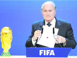 Sepp Blatter, presidente de la FIFA, es uno de los implicados en el reportaje de France Football sobre la ''compra'' del Mundial 2020. AFP /