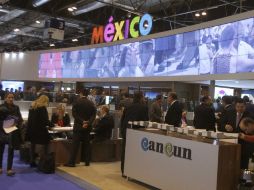 Varias personas visitan el stand de México durante la 33 edición de la Feria Internacional de Turismo de Madrid (Fitur 2013). EFE /