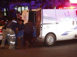 Camilleros del Servicio Médico Forense realizaron el levantamiento del cadáver. ARCHIVO /