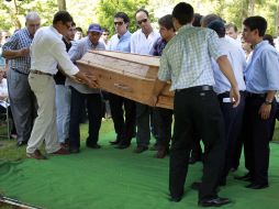 Vista del entierro de una de las 235 víctimas del incendio en la discoteca. EFE /
