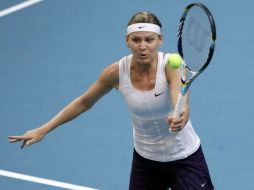 La jugadora centroeuropea reacciona con contundencia tras caer en el primer set. AFP /