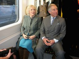 Por primera vez en 33 años, el príncipe Carlos (d) junto a su esposa Camila (i) viajó en el medio de transporte británico. AFP /