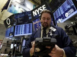 El Dow Jones resta 44 puntos. AP /