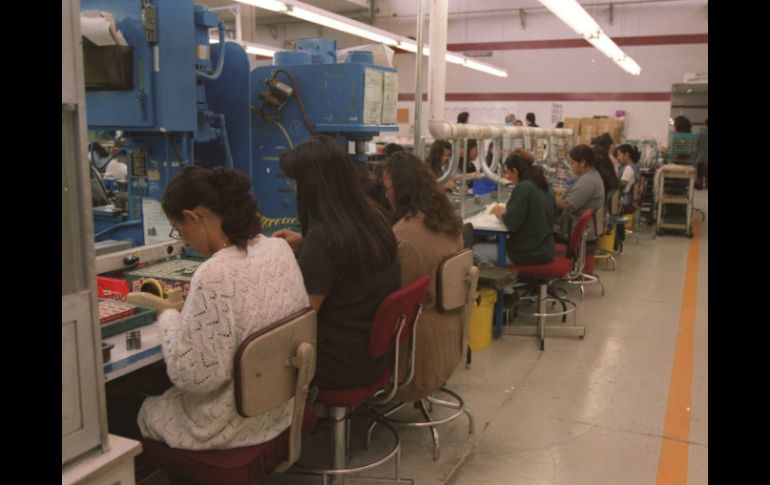 De enero a noviembre de 2012 las remuneraciones medias reales en la manufacturera crecieron 0.7 por ciento. ARCHIVO /