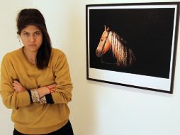 Jacqueline Santiago explica que las  fotografías de Espacio Infinito tienen un toque conceptual sin apelar a la moda.  /