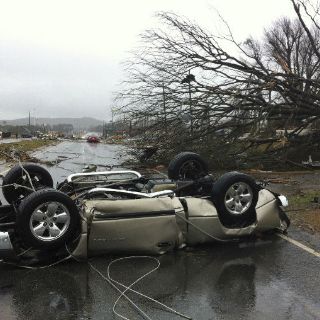 Al menos dos muertos por tornados en sureste de EU