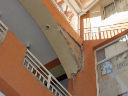 El hospital de la ciudad y otros edificios sufren daños en sus estructuras. XINHUA /