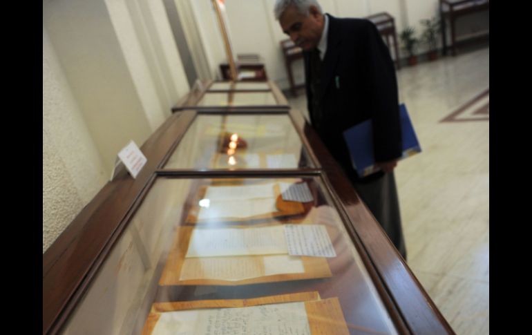 Una rara colección de cartas del ícono de la independencia india Mahatma Gandhi. AFP /