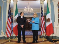 Clinton celebra última reunión bilateral con Meade. AFP /