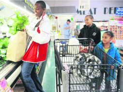 Mucho peso. El gasto de los consumidores representa casi 70 % del PIB estadounidense. AP /