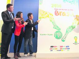 Entre figuras. Ronaldo, Marta Vieira y Amarildo Tavares, junto al cartel. EFE /