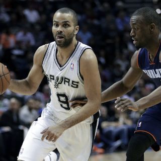 San Antonio logra una fácil victoria sobre Charlotte