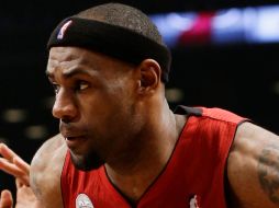 Lebron James hace valer su condición de MVP y la de su equipo como campeones de la NBA. AP /