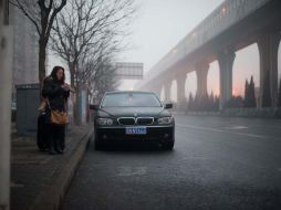 A pesar de una contaminación todavía alta, una ciudadana identificada como Chen Goulan se dirige a su trabajo. AFP /