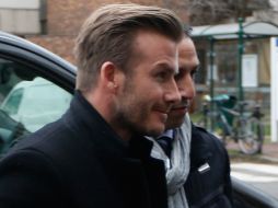 David Beckham al llegar al hospital para los exámanes médicos que exige el París Saint-Germain. REUTERS /
